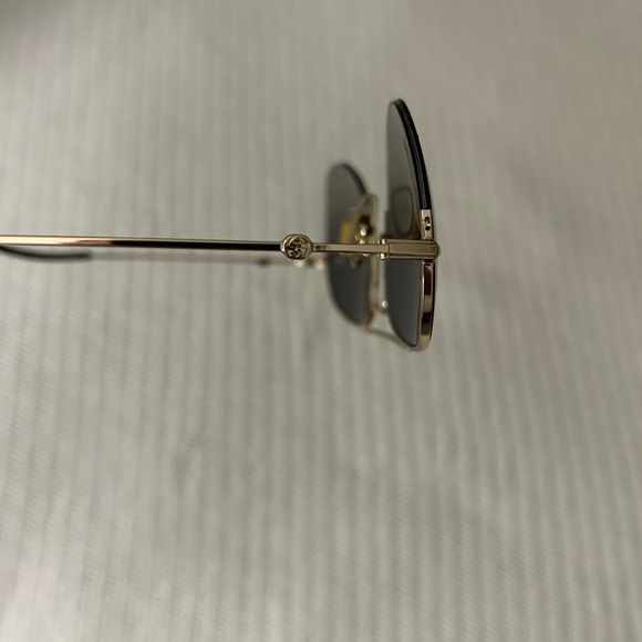 Gucci aviators “P” (polarized) GG0107S sunglasses. Slight cloth marks on lenses - Picture 7 of 8